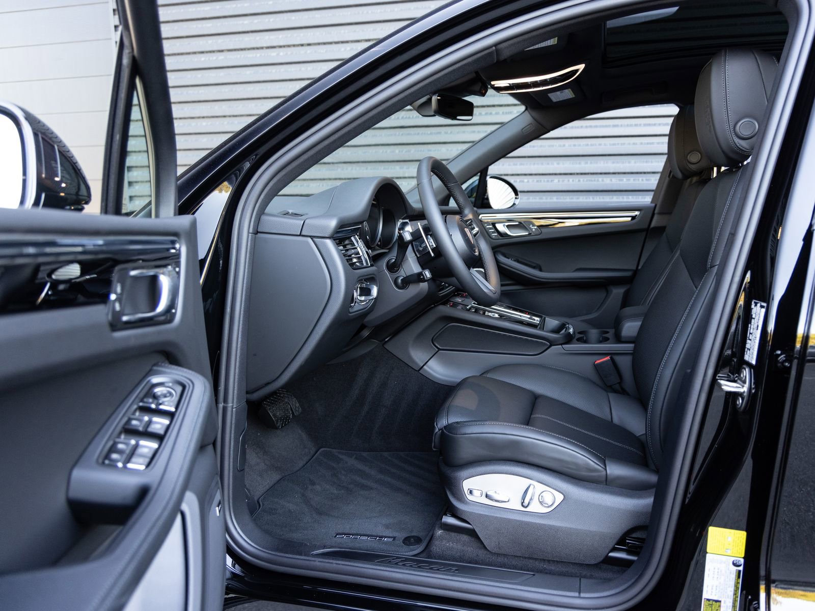 Certified 2026 Porsche Macan AWD/4WD image 23