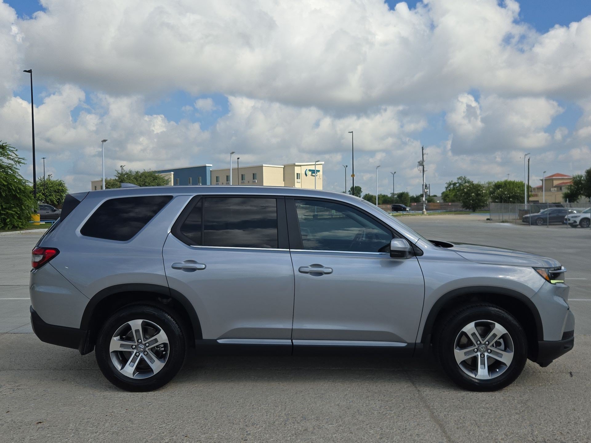 Used 2024 Honda Pilot EX-L image 2