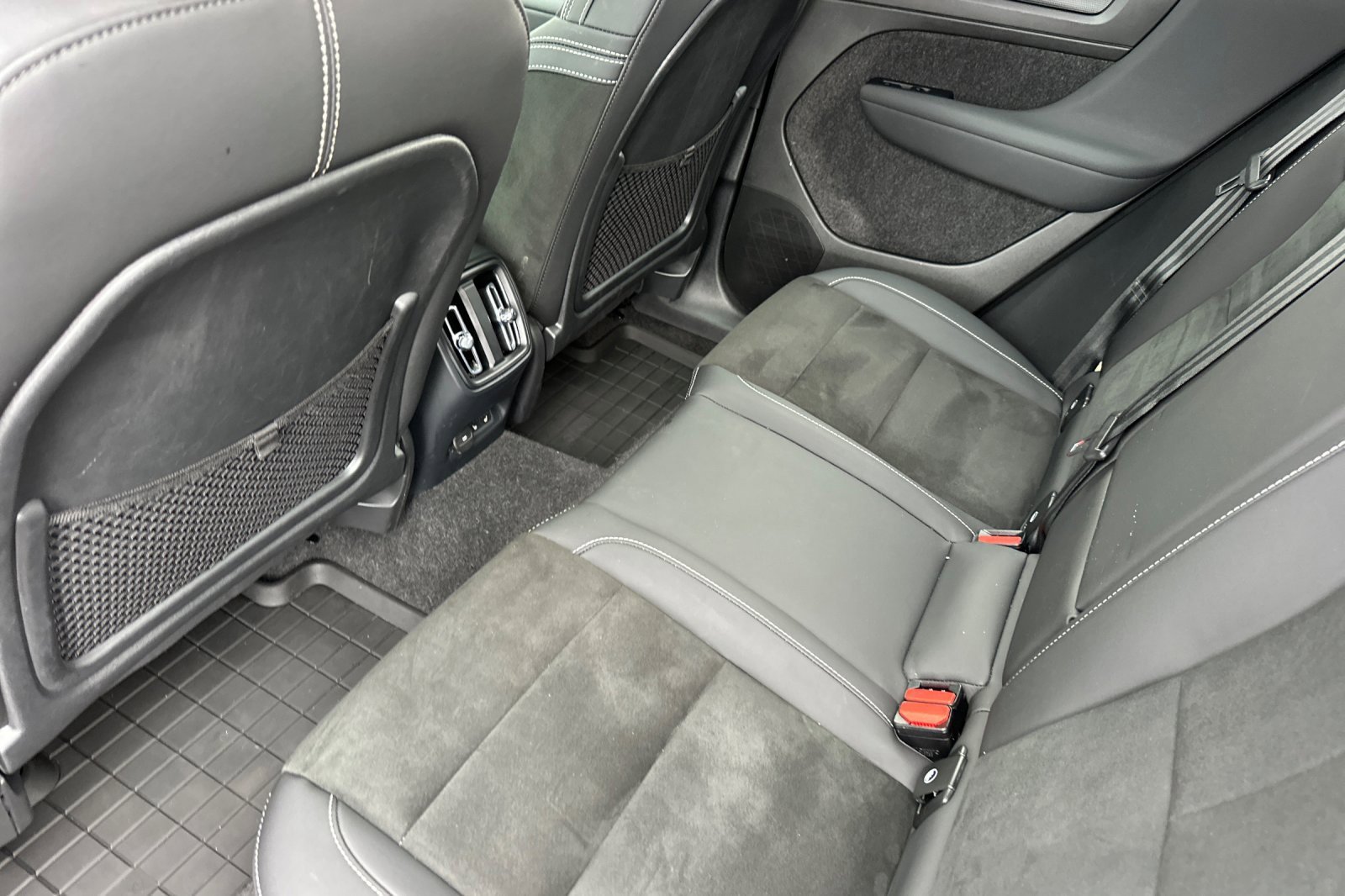 Used 2023 Volvo XC40 Recharge Ultimate image 12