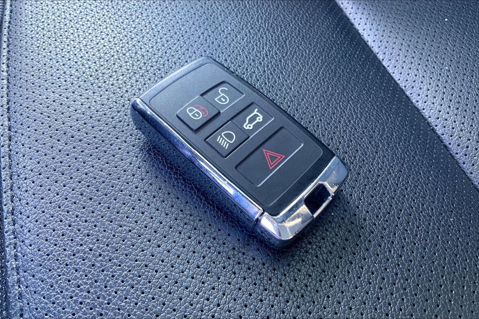 Used 2024 Land Rover Defender 110 X-Dynamic SE image 13