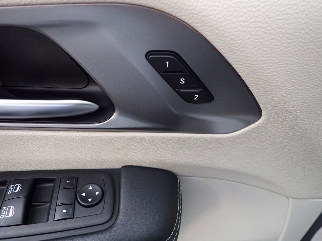 Used 2023 Chrysler Pacifica Touring-L FWD image 23