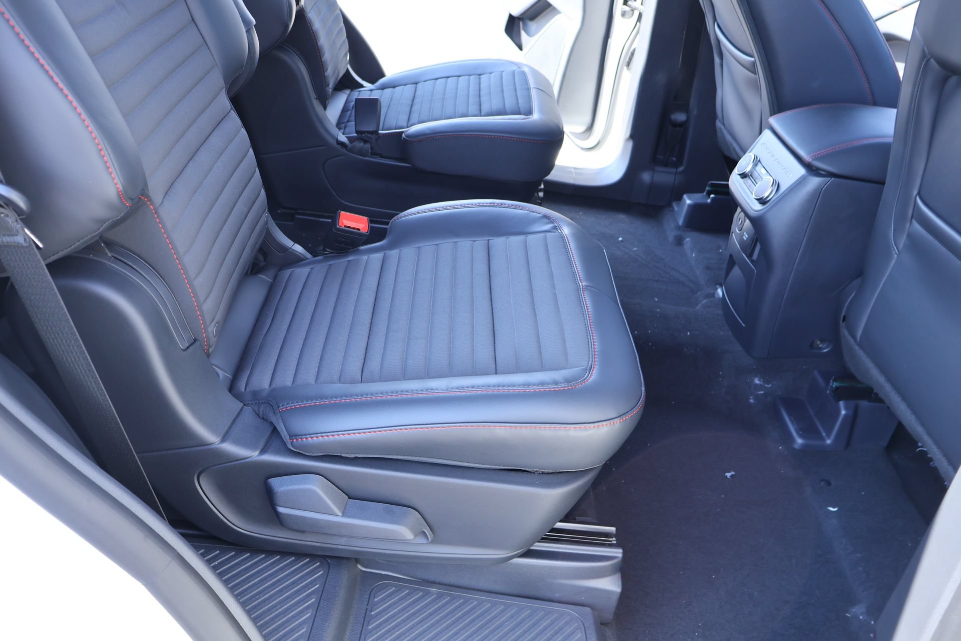 New 2026 Ford Explorer ST-Line w/ ST-Line Street Pack AWD/4WD image 15