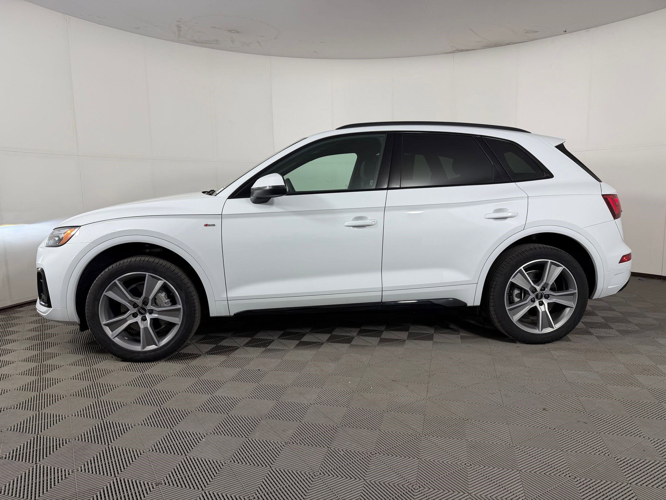 Certified 2025 Audi Q5 2.0T Premium w/ Convenience Plus Package image 2