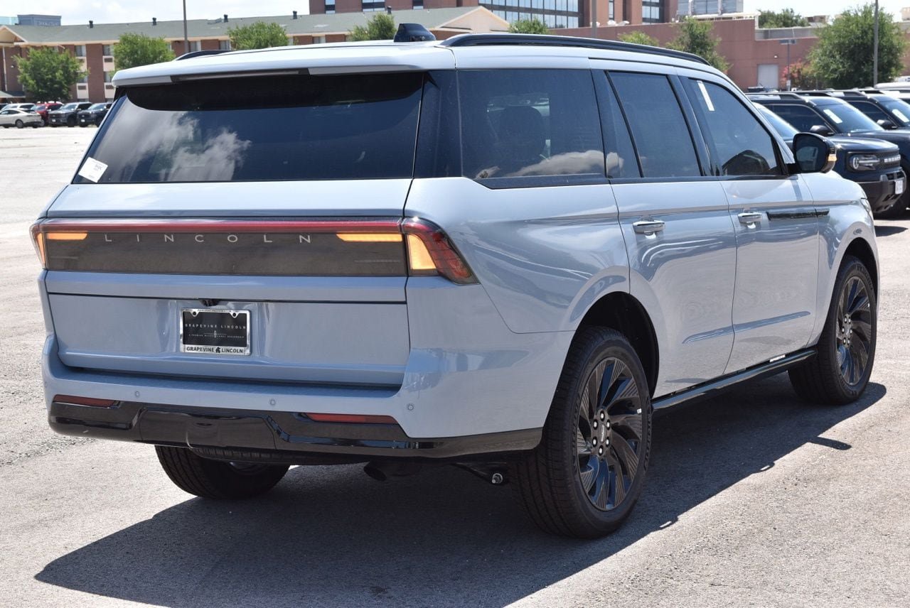 New 2026 Lincoln Navigator Reserve w/ Jet Appearance Package AWD/4WD image 7