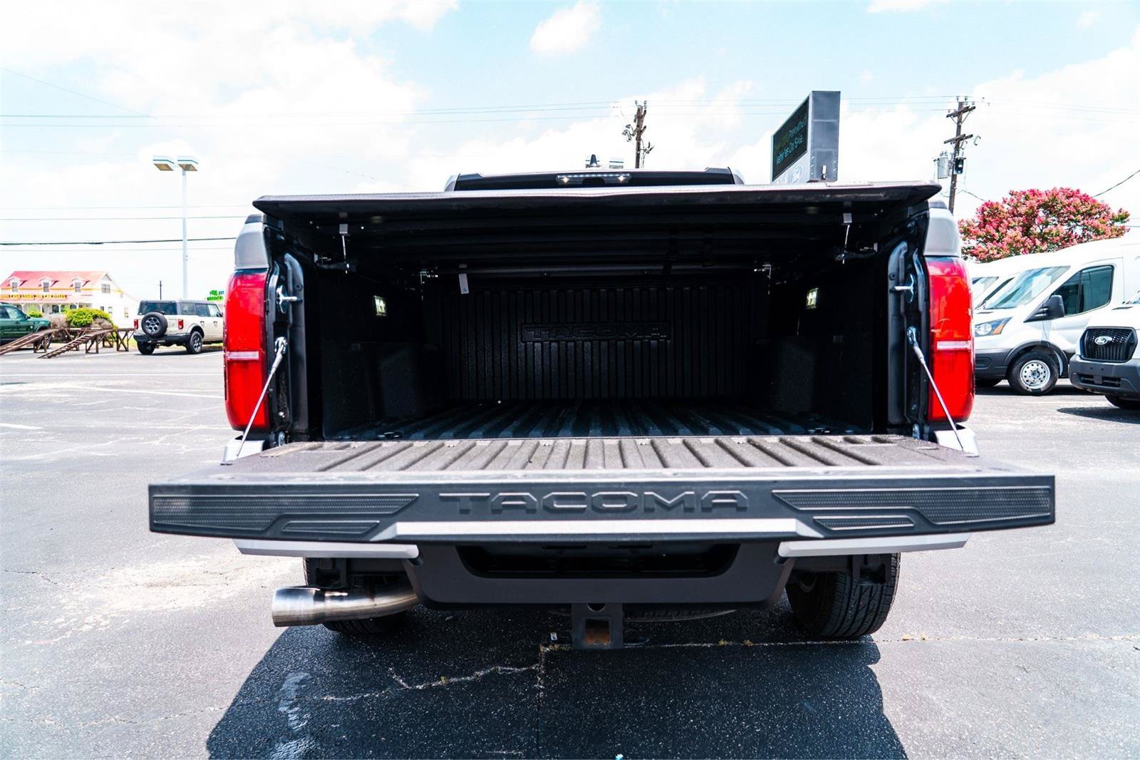 Used 2025 Toyota Tacoma SR5 AWD/4WD image 31
