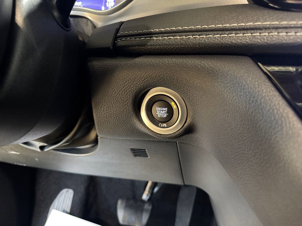 Used 2025 Chrysler Pacifica Select w/ Uconnect Theater Family Group image 29