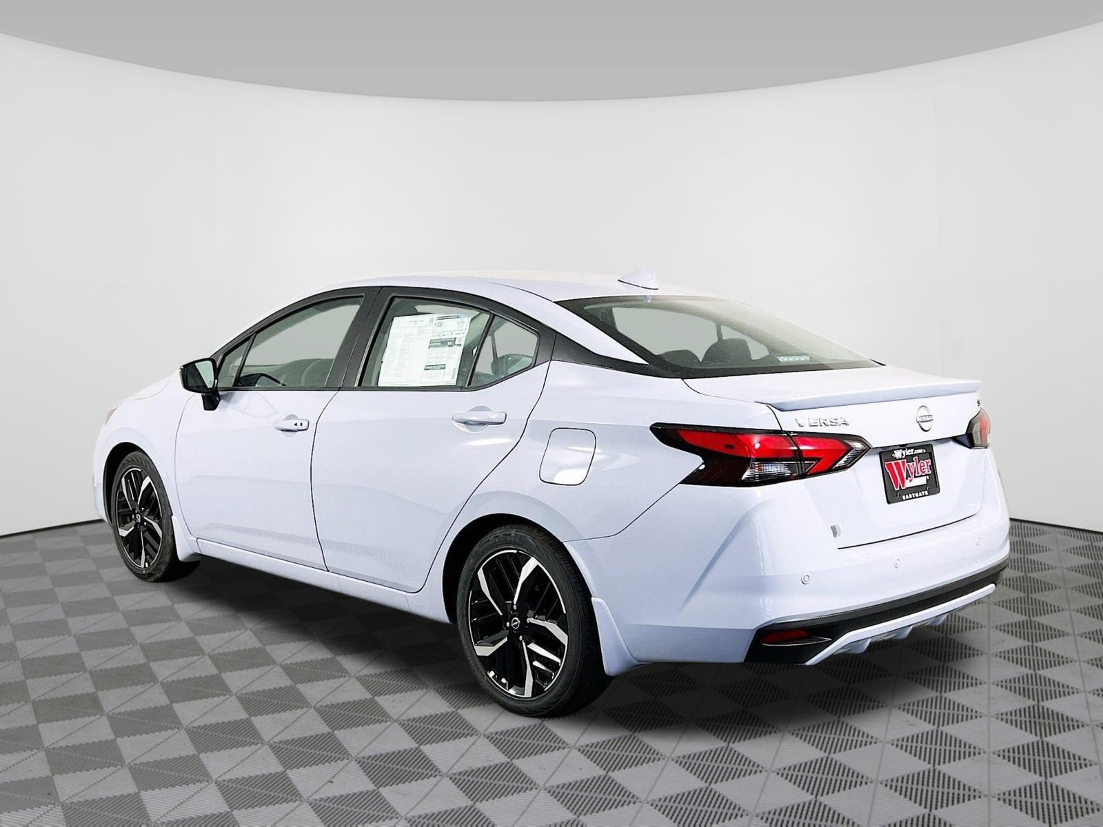 New 2025 Nissan Versa SR w/ Trunk Package FWD image 28