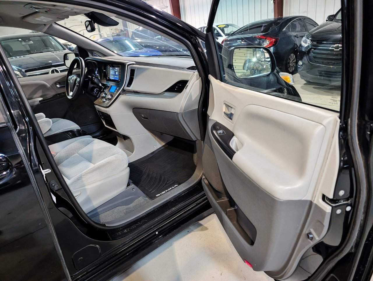 Used 2020 Toyota Sienna LE AWD/4WD image 29