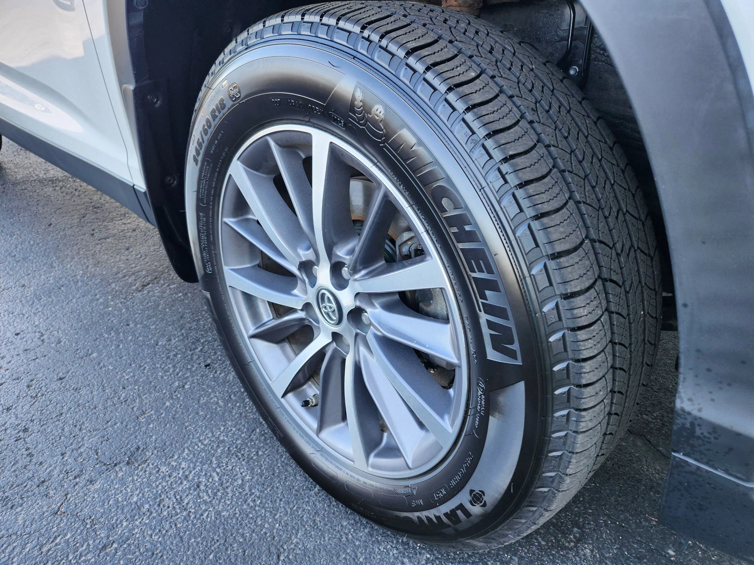 Used 2019 Toyota Highlander XLE AWD/4WD image 38