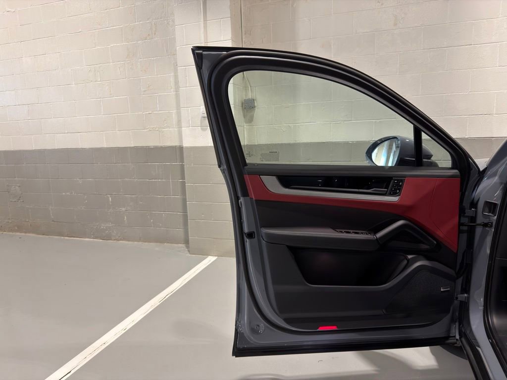 Used 2026 Porsche Cayenne S image 9