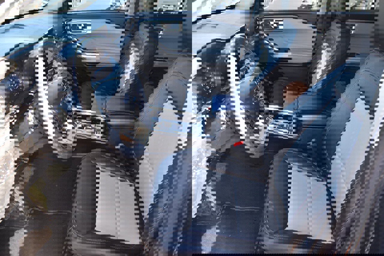 Used 2022 Ford Explorer XLT w/ Equipment Group 202A image 9