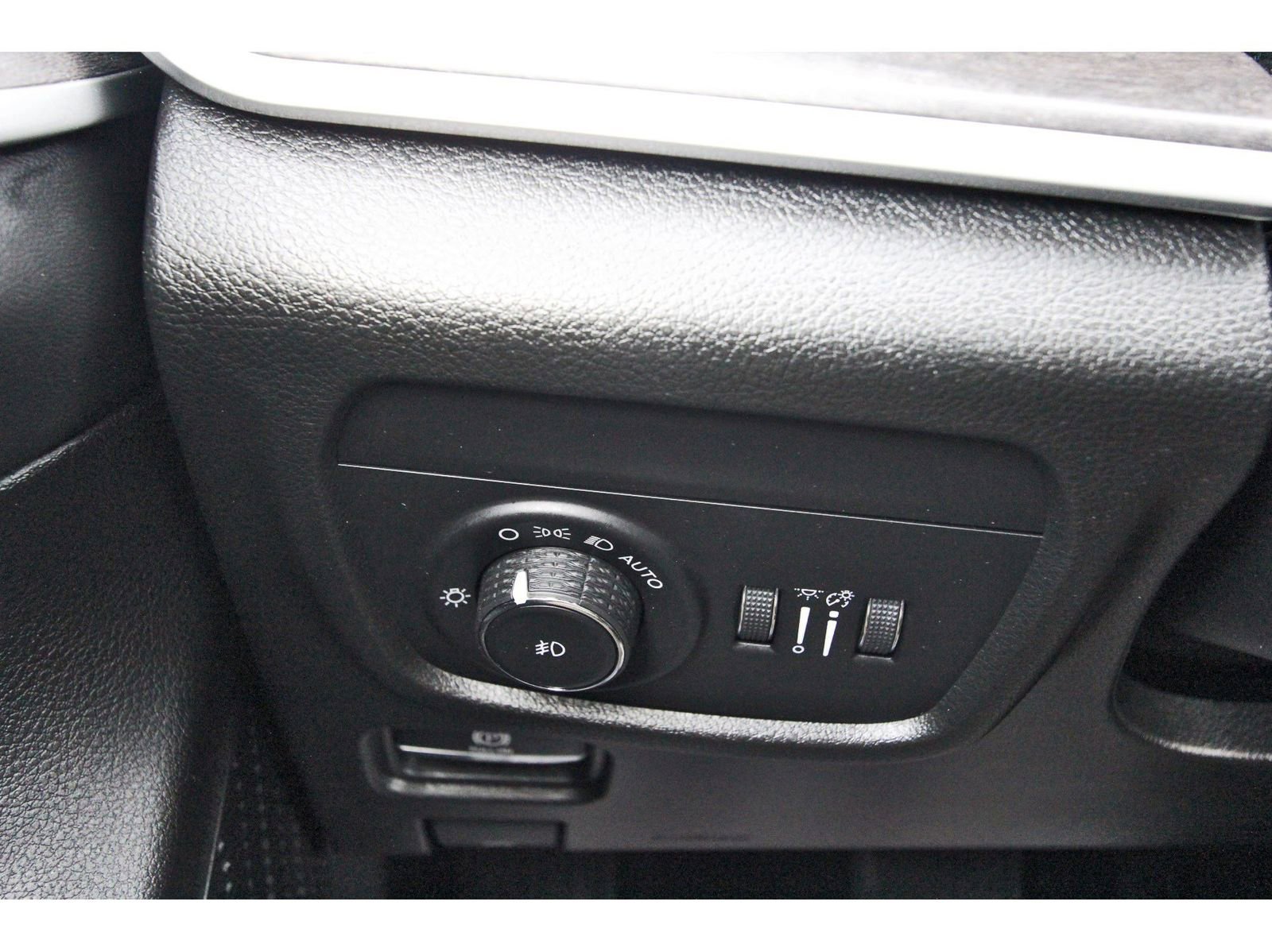 Used 2023 Jeep Grand Cherokee L Limited w/ Luxury Tech Group II image 19