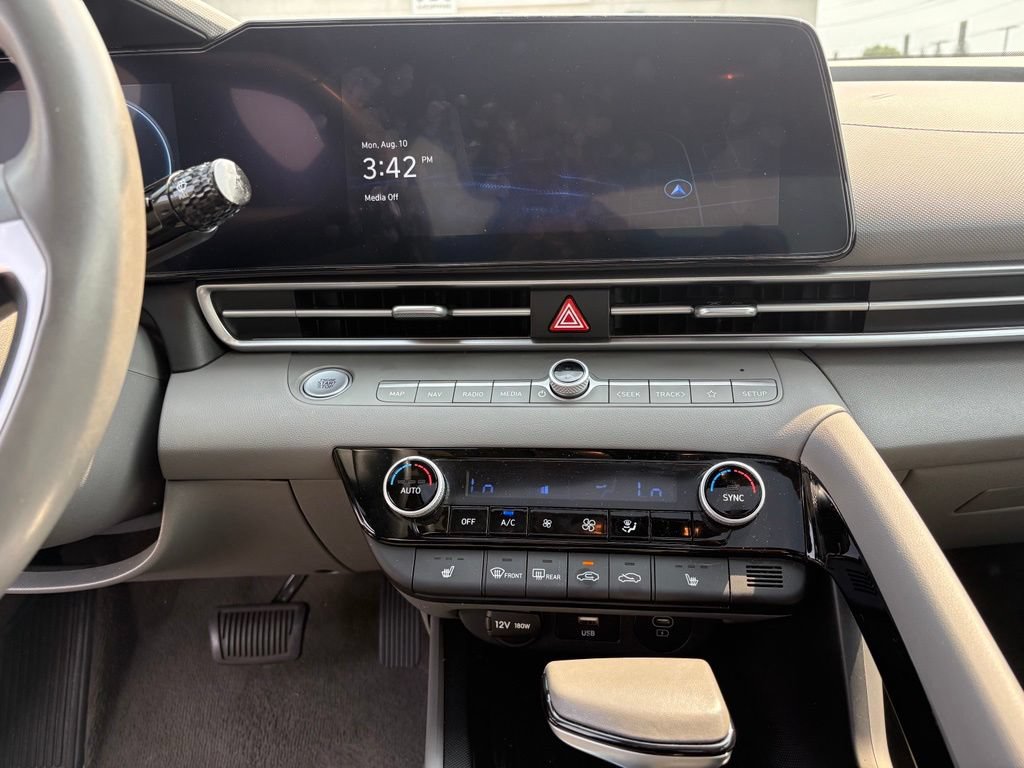 Used 2025 Hyundai Elantra SEL FWD image 25
