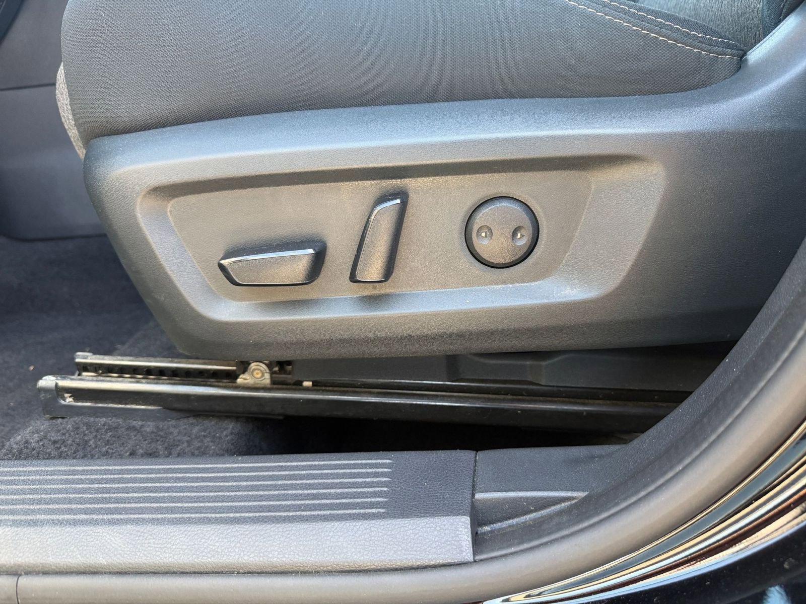 Used 2025 Nissan Rogue SV FWD image 22