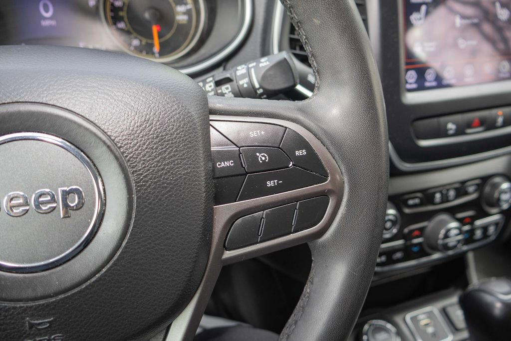 Used 2022 Jeep Cherokee Latitude Lux w/ Mopar Interior Package image 16