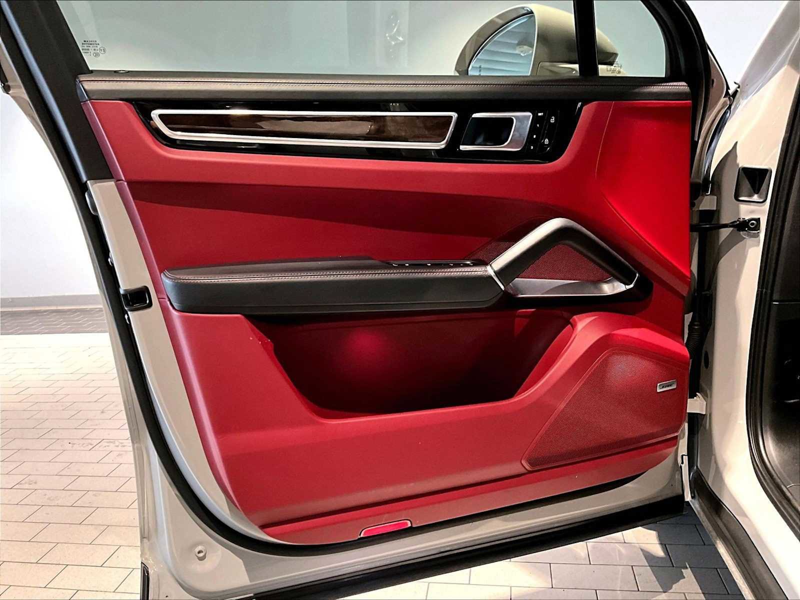 Used 2023 Porsche Cayenne Turbo S image 25