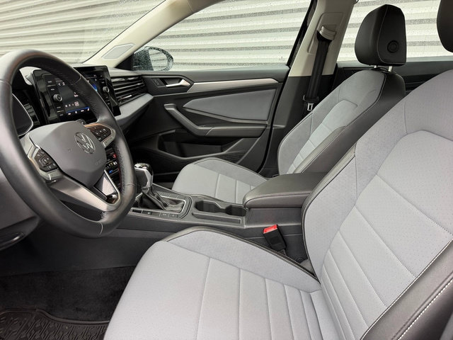 Used 2025 Volkswagen Jetta SE FWD image 16