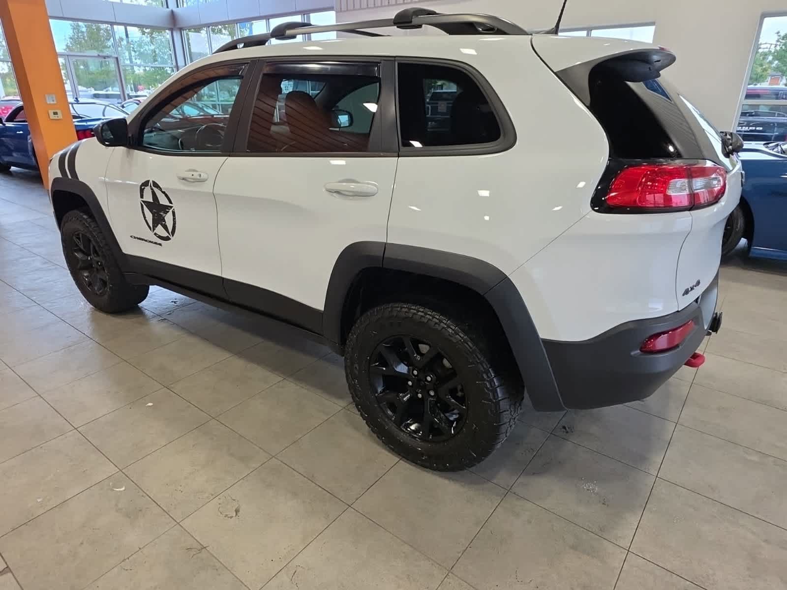 Used 2017 Jeep Cherokee Trailhawk w/ Comfort & Convenience Group AWD/4WD image 10
