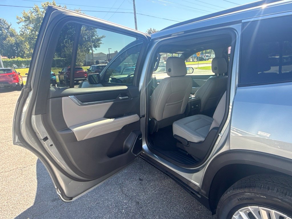 Used 2026 GMC Acadia Elevation w/ Elevation Premium Package FWD image 13