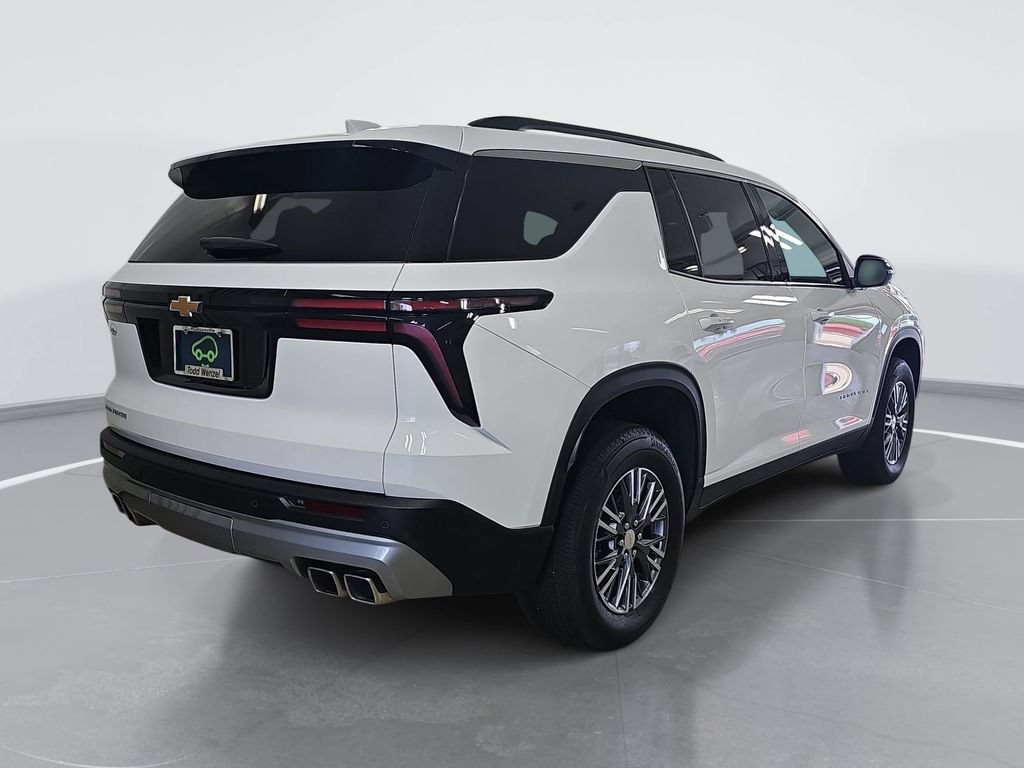 Used 2025 Chevrolet Traverse LT FWD image 3
