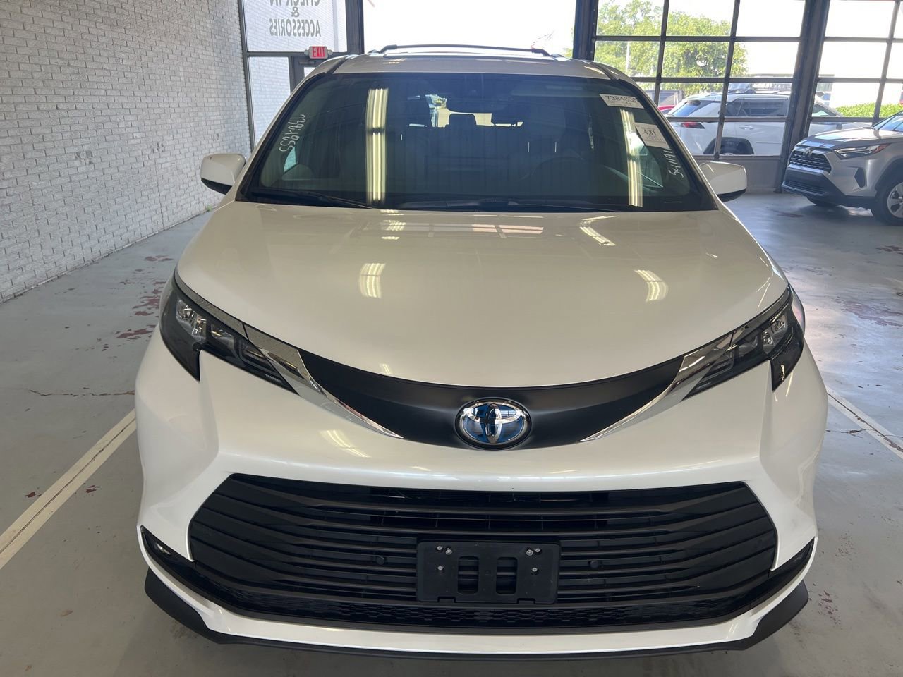 Used 2025 Toyota Sienna XLE w/ XLE Plus Package FWD image 2
