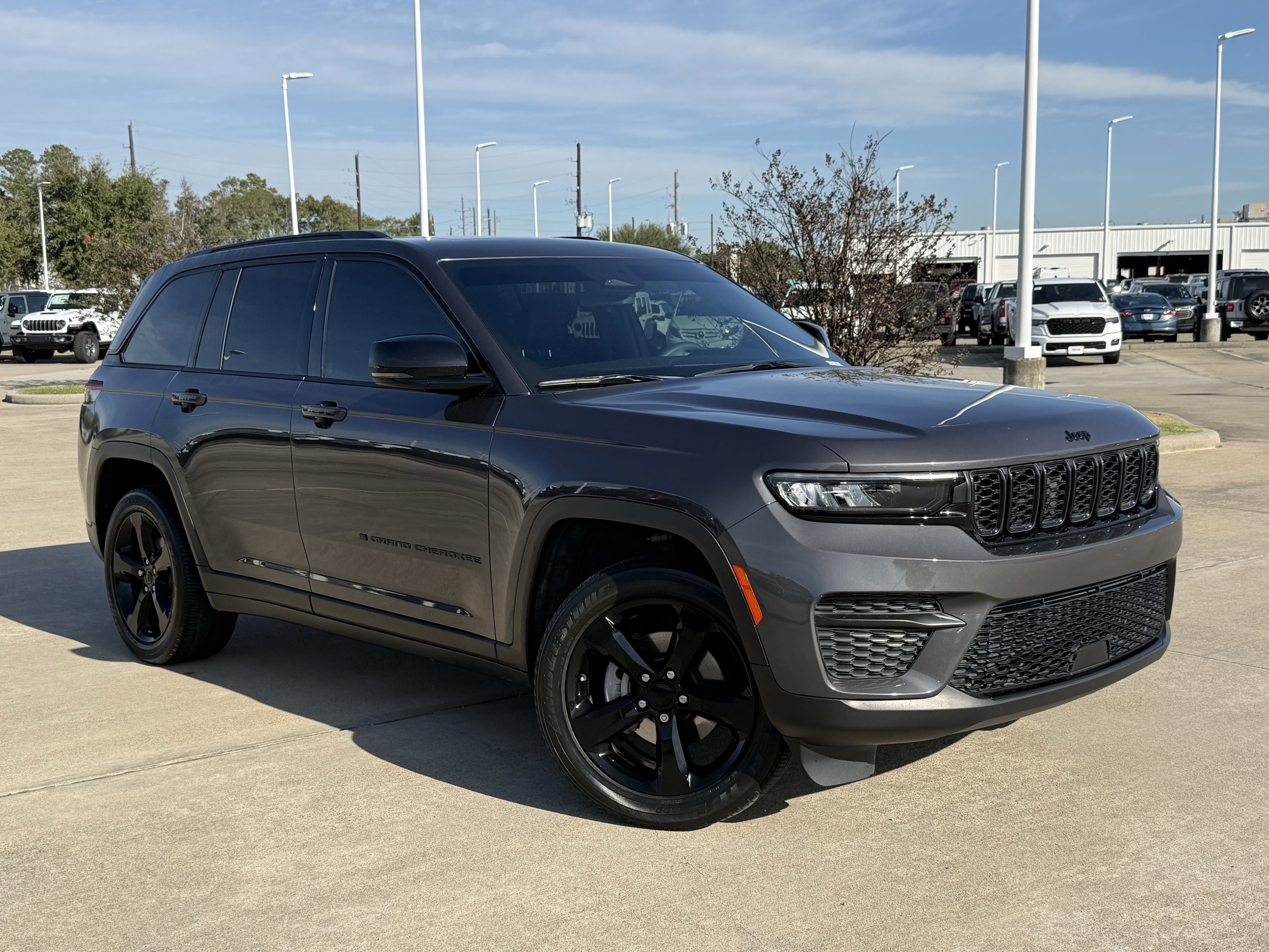 Used 2023 Jeep Grand Cherokee Altitude image 2