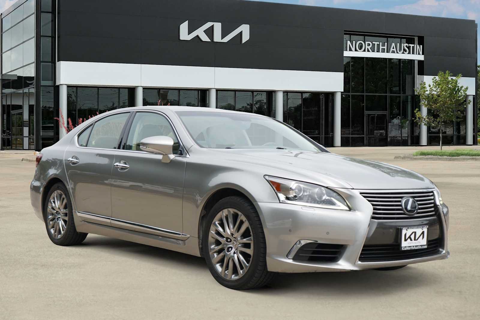 Used 2017 Lexus LS 460 w/ Comfort Package RWD image 6