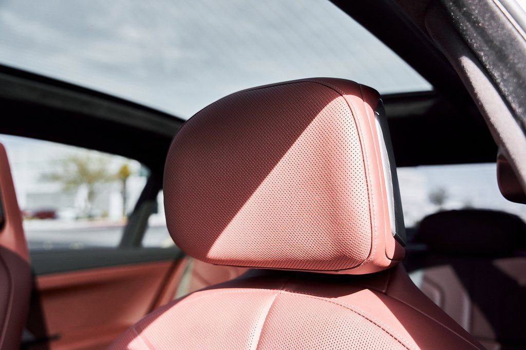 Used 2025 BMW 760i xDrive w/ Premium Package image 47