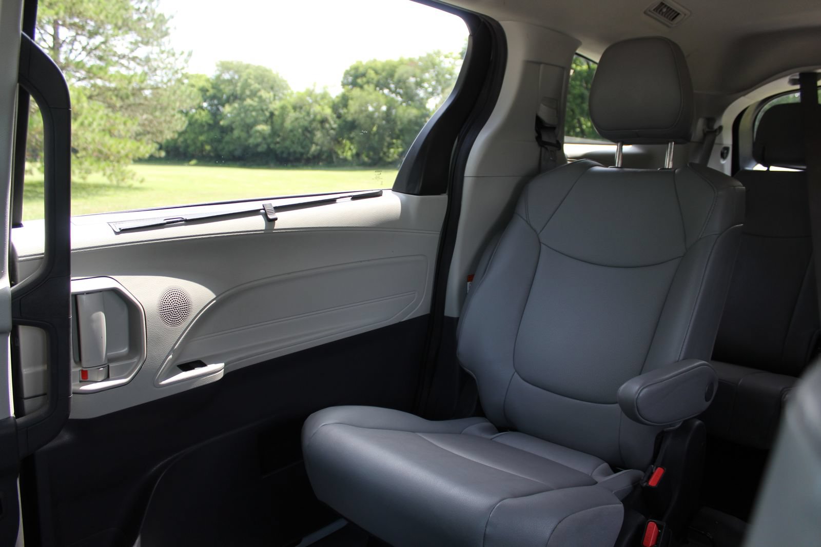 Used 2024 Toyota Sienna XLE FWD image 13