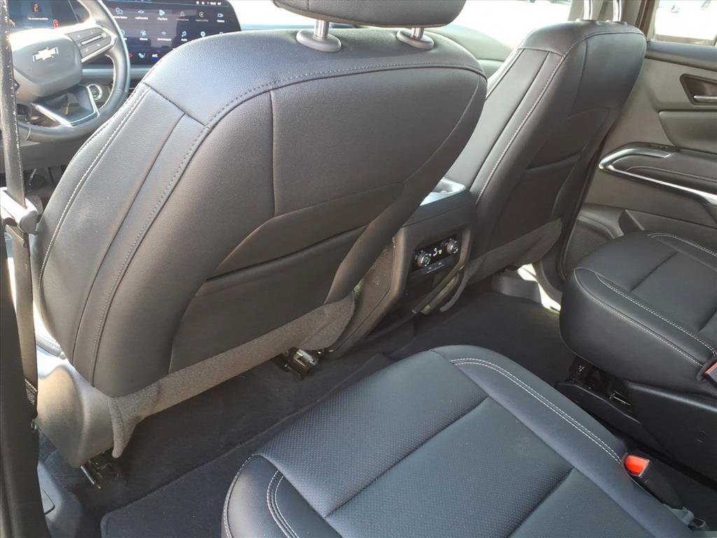 Used 2025 Chevrolet Traverse LT FWD image 16