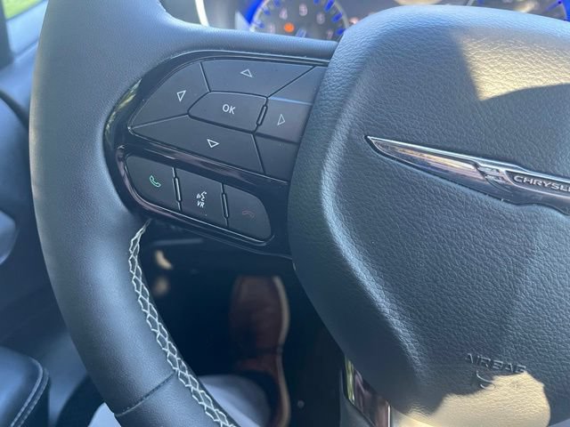 Used 2025 Chrysler Pacifica Limited FWD image 17
