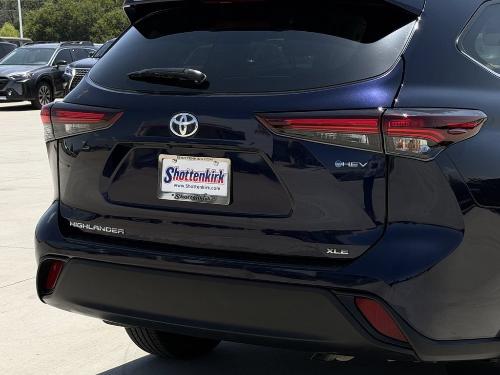 Used 2025 Toyota Highlander XLE AWD/4WD image 6