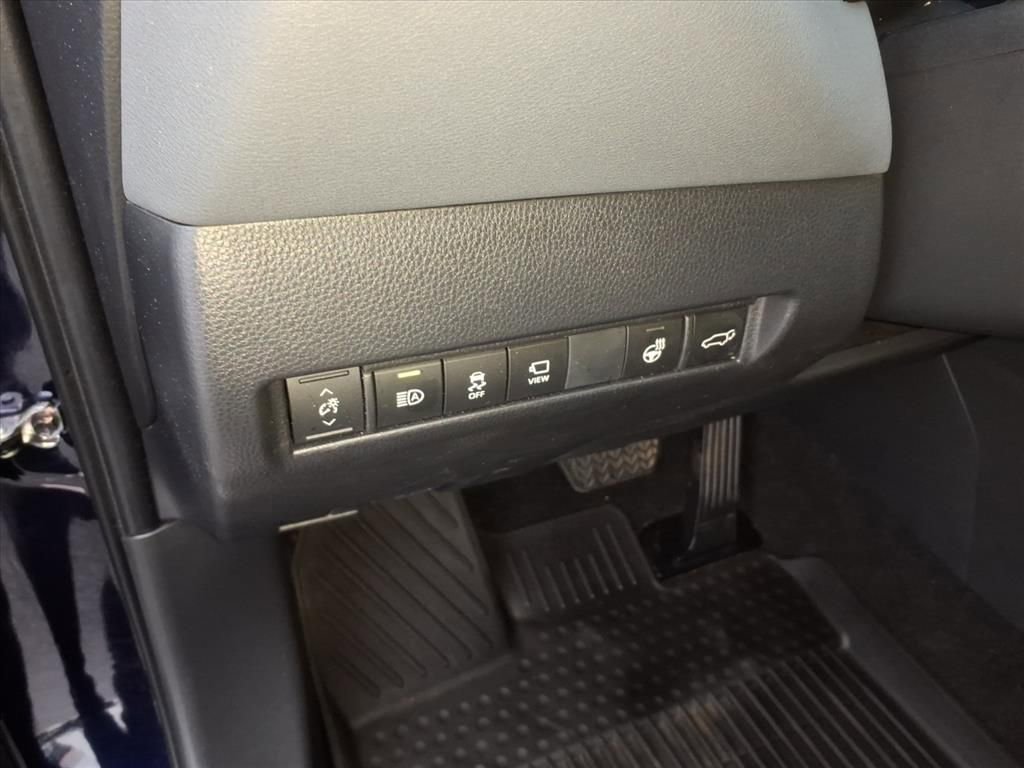 Used 2023 Toyota Venza Limited image 27