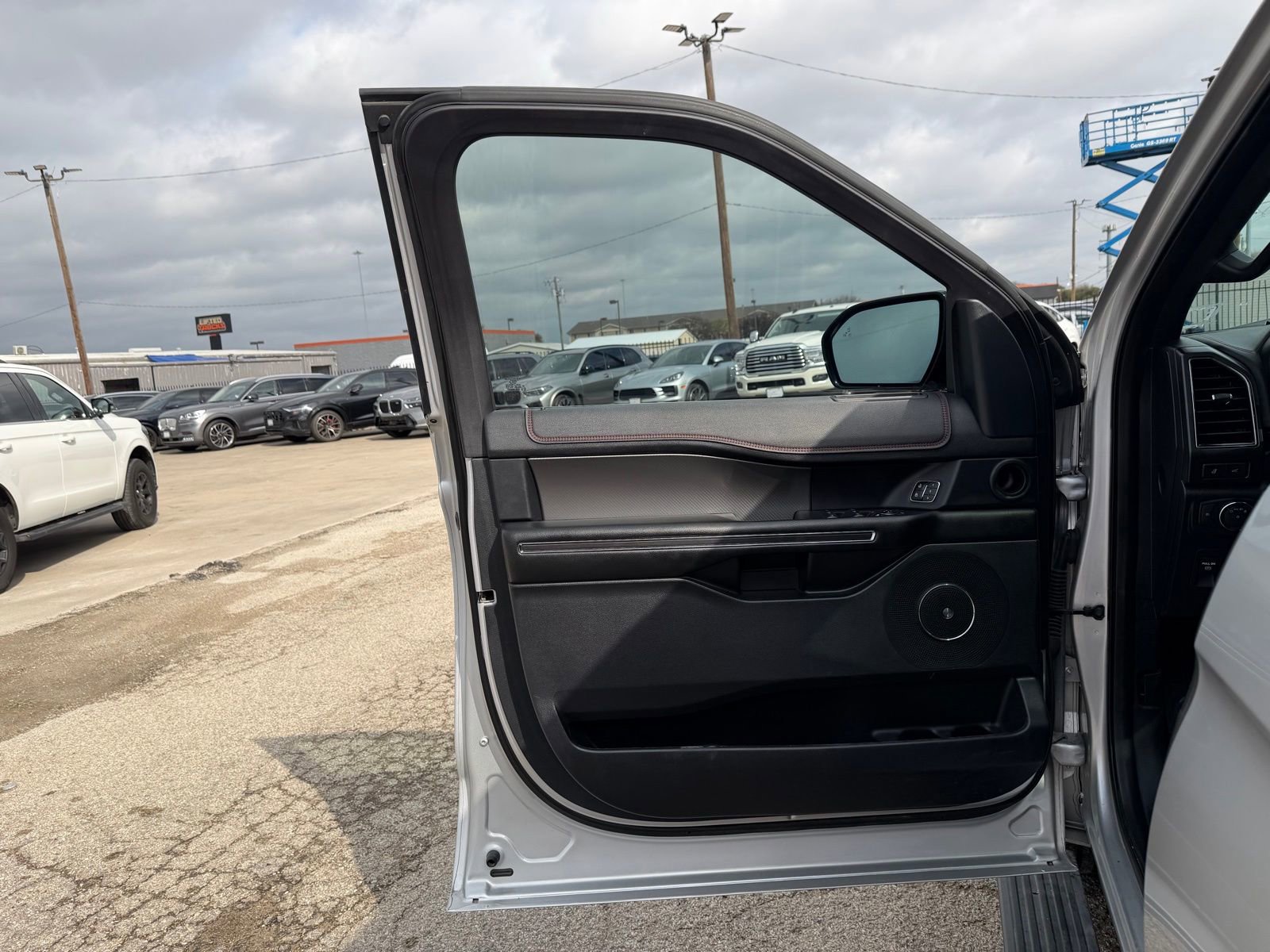 Used 2019 Ford Expedition Limited w/ Equipment Group 303A RWD image 18