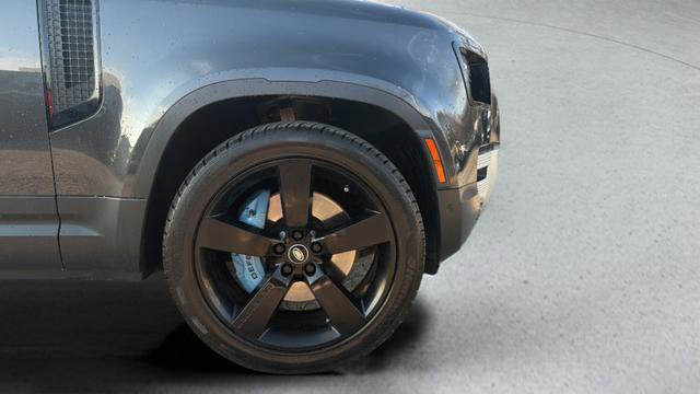 Used 2023 Land Rover Defender 130 SE image 10