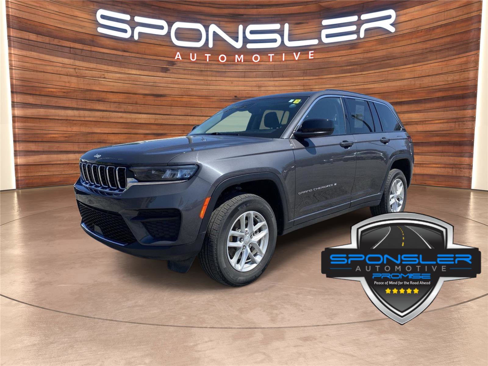 Used 2023 Jeep Grand Cherokee Laredo image 1