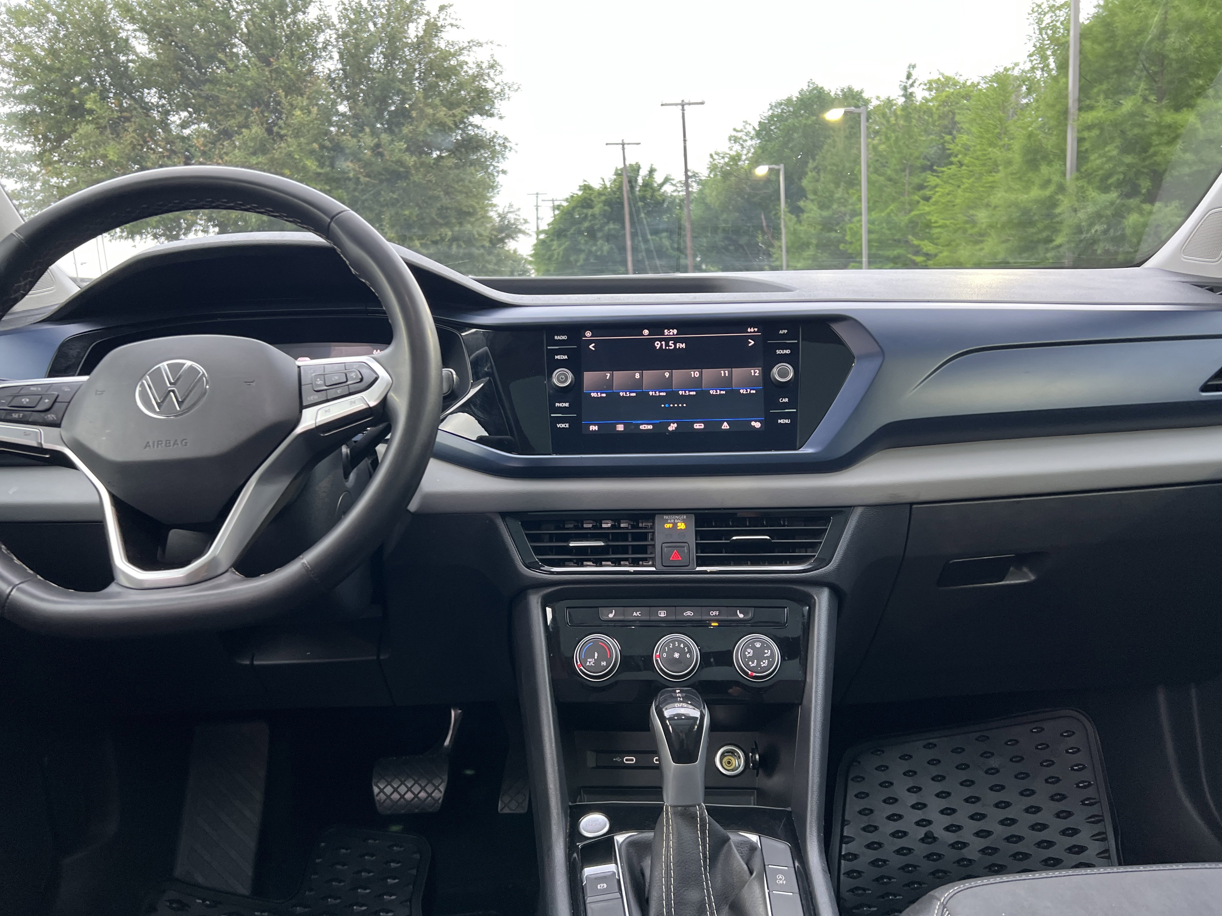 Certified 2023 Volkswagen Taos SE w/ Panoramic Sunroof Package FWD image 27