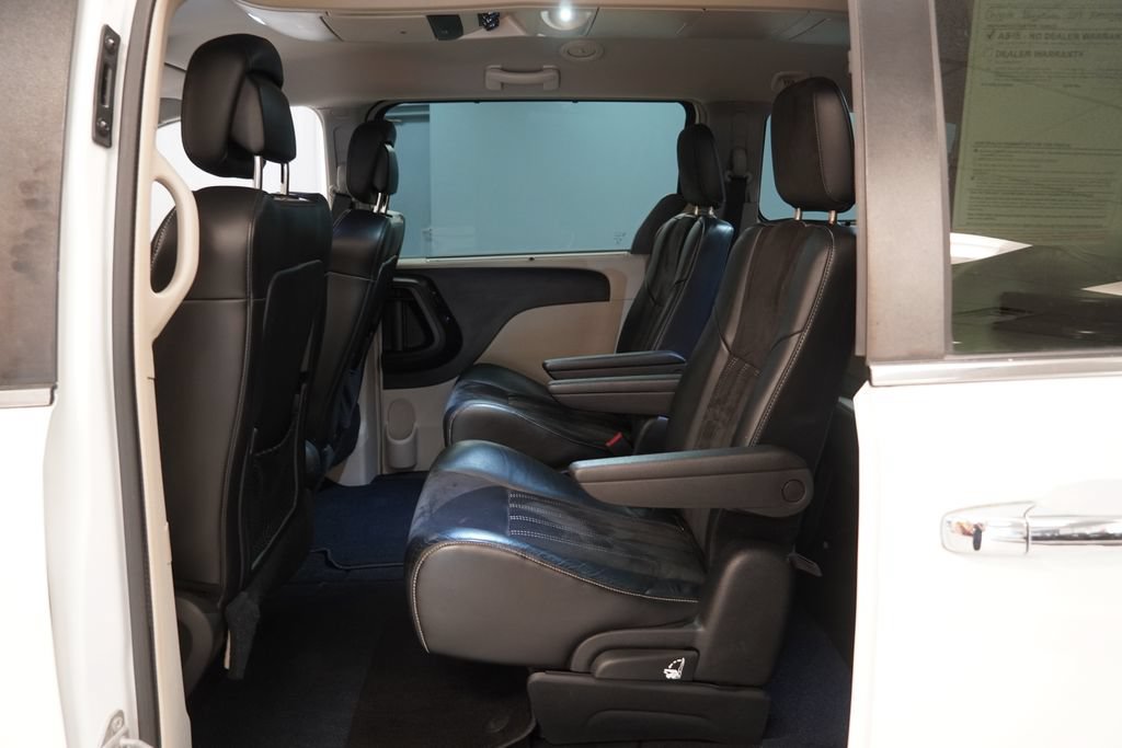 Used 2014 Chrysler Town & Country Touring-L FWD image 26