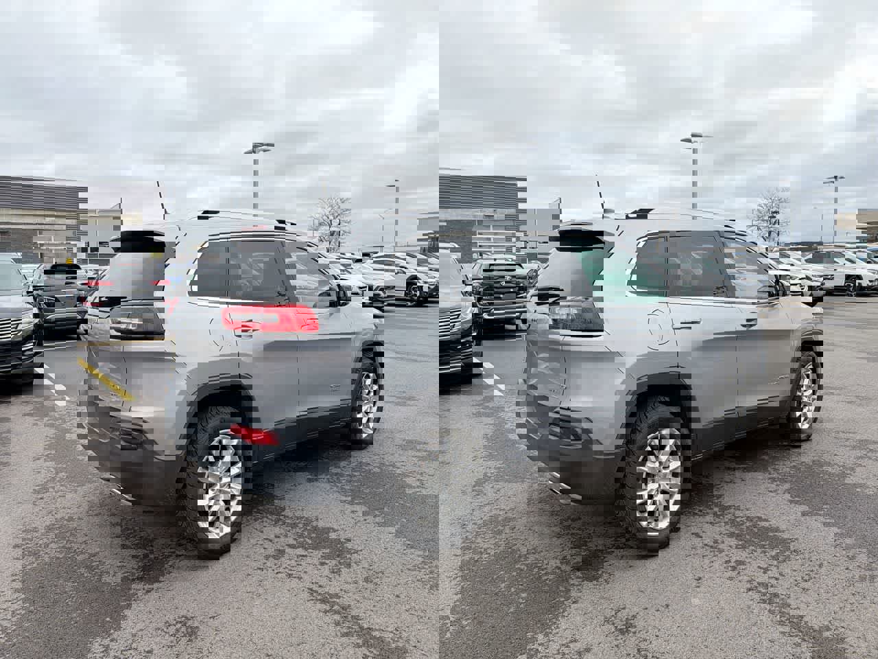 Used 2017 Jeep Cherokee Limited image 13