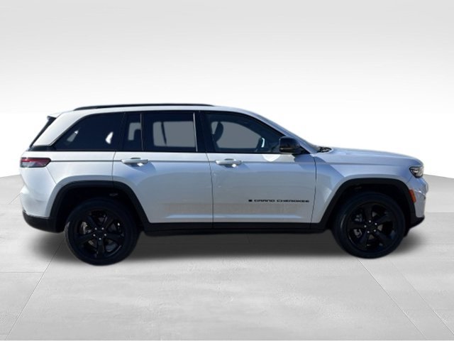 Used 2024 Jeep Grand Cherokee Altitude AWD/4WD image 19