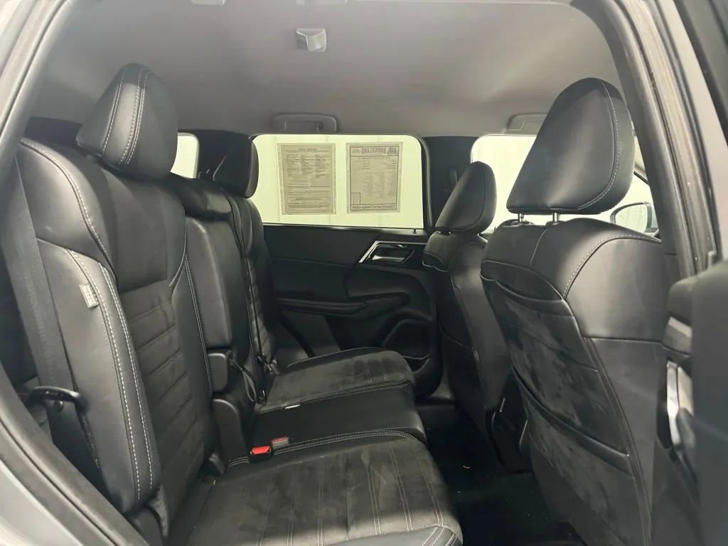 Used 2024 Mitsubishi Outlander SE image 11