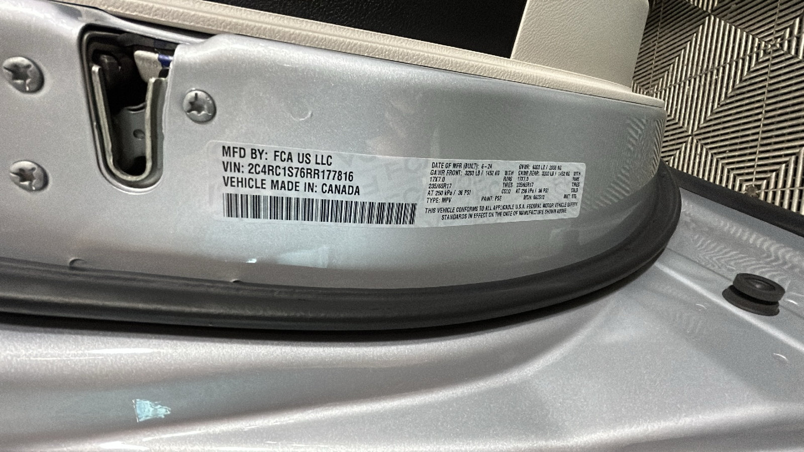 Used 2024 Chrysler Pacifica Limited FWD image 11