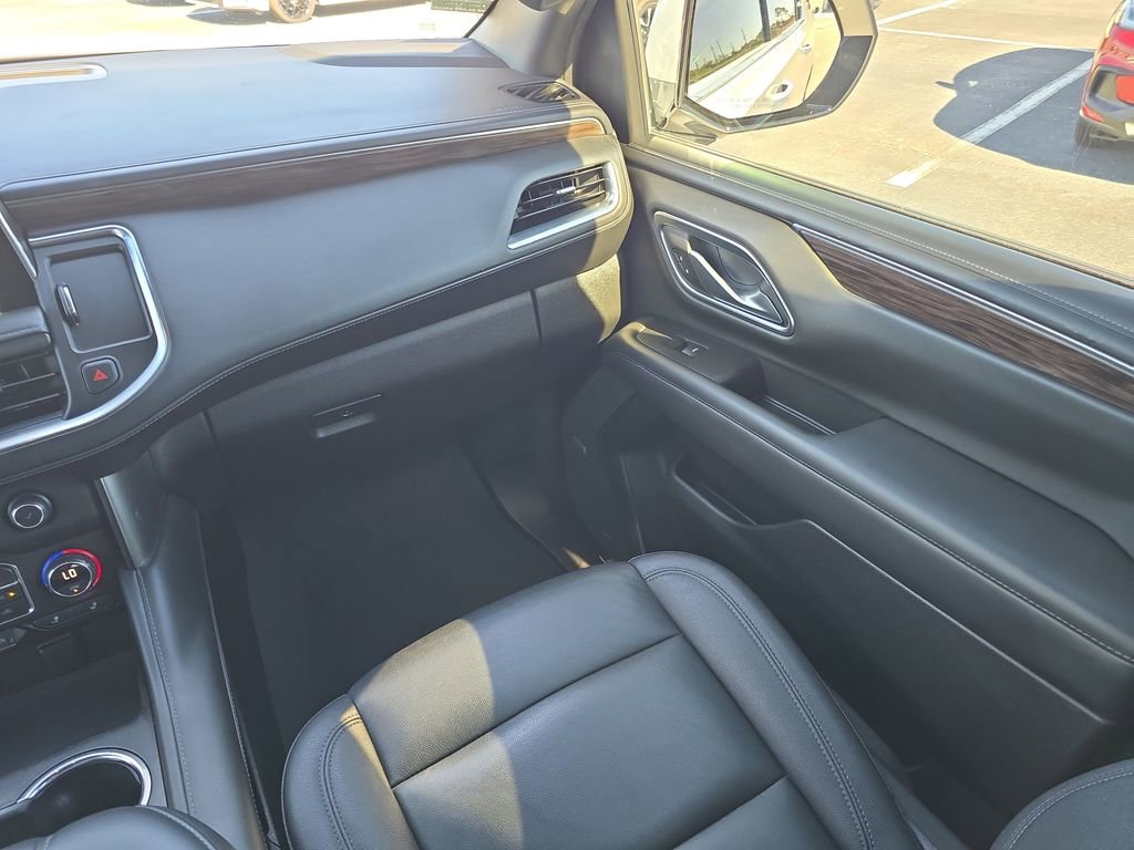 Used 2022 Chevrolet Suburban LT w/ Luxury Package RWD image 12