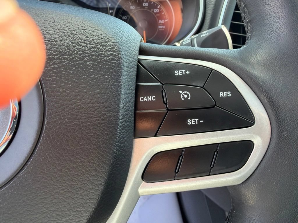 Certified 2022 Jeep Cherokee Latitude w/ Sun & Sound Group AWD/4WD image 30