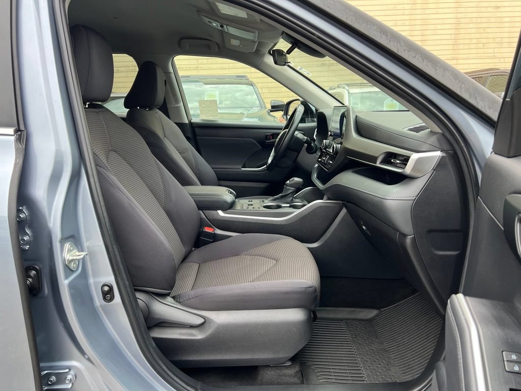 Used 2023 Toyota Highlander LE AWD/4WD image 24