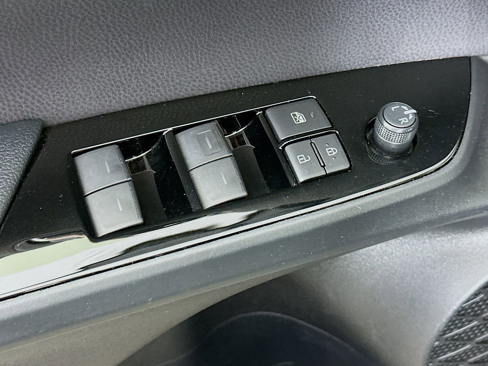 Used 2019 Toyota Prius XLE AWD/4WD image 17