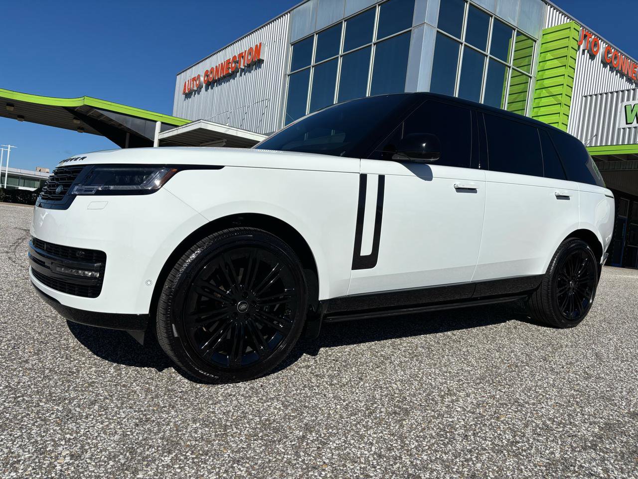 Used 2025 Land Rover Range Rover Long Wheelbase SE image 2