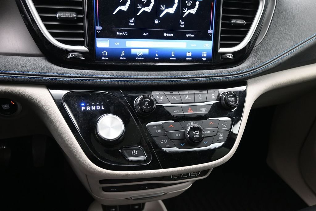 Used 2021 Chrysler Pacifica Touring-L w/ Uconnect Theater Family Group FWD image 18
