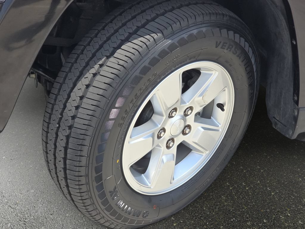 Used 2010 Jeep Liberty Sport RWD image 31