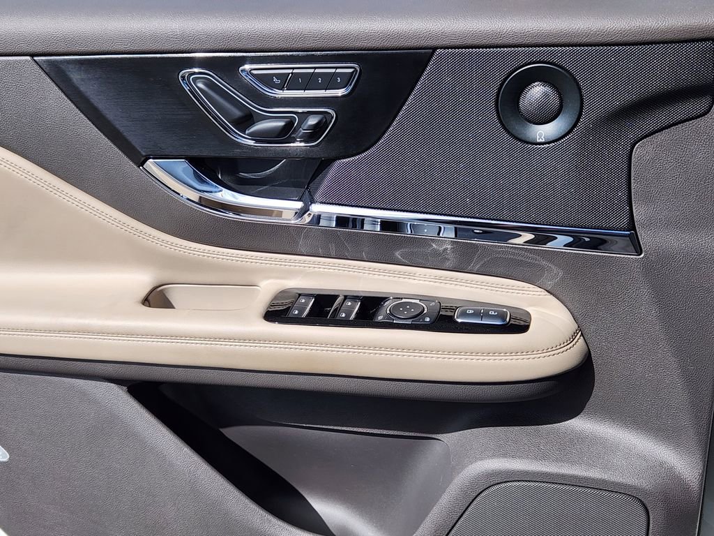 Used 2023 Lincoln Corsair Reserve w/ Equipment Group 202A AWD/4WD image 6